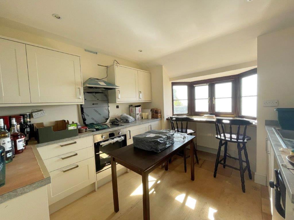 Lot: 98 - SEAFRONT PUBLIC HOUSE WITH STUNNING VIEWS AND OWNER/MANAGER LIVING ACCOMMODATION OVER - The Kitchen in the owners flat